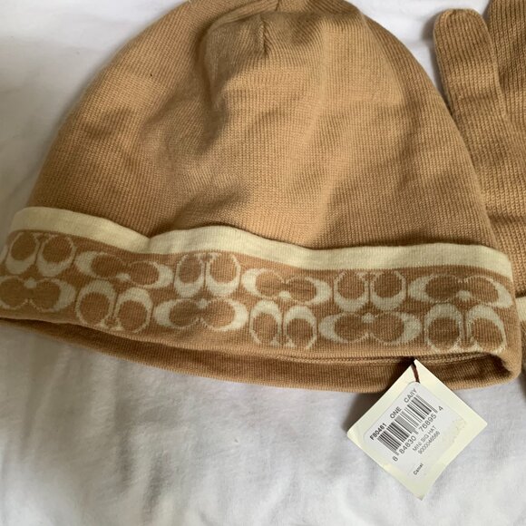 COACH Women\'s FB0461 2Pc. Camel 100% Merino Wool Sig Hat and Glove Set . main image 7